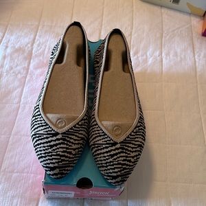 Brand New Skechers Cleo flats